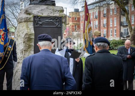 Servizio commemorativo per il 123rd° anniversario della carica di Pieter's Hill alla guerra del Boer. Il Rev. Debbie Lovatt legge una preghiera Foto Stock