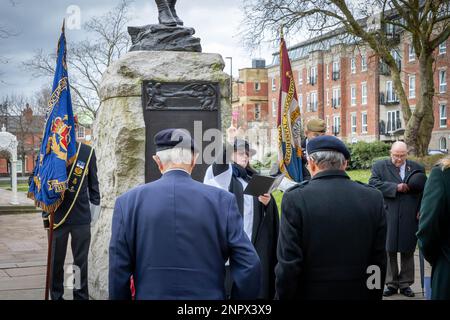 Servizio commemorativo per il 123rd° anniversario della carica di Pieter's Hill alla guerra del Boer. Il Rev. Debbie Lovatt legge una preghiera Foto Stock