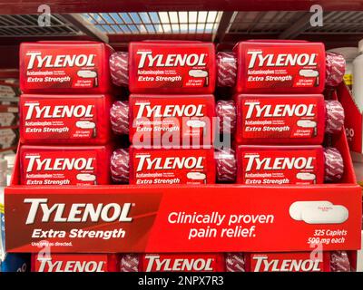 Extra Strength Tylenol 24 caplet scatole sullo scaffale in un negozio di droga. Foto Stock