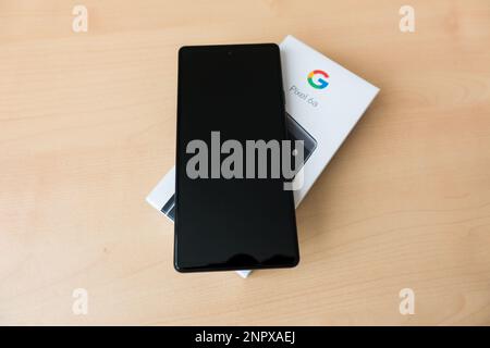 Telefono e box Google pixel 6a Foto Stock