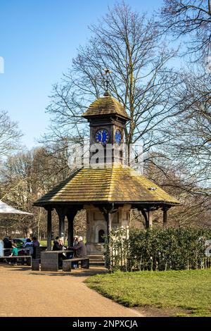 Time Flies torre dell'orologio in una soleggiata giornata invernale a Kensington Gardens a Londra, Inghilterra Foto Stock