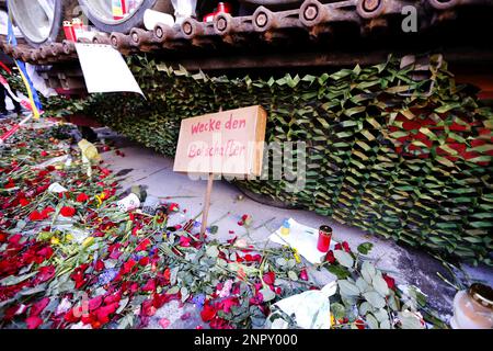 Berlino, Berlino-Mitte, Germania. 26th Feb, 2023. Carro armato distrutto a Berlino: Gli attivisti hanno parcheggiato il relitto di un carro armato russo T-72 con un semirimorchio sul viale Unter den Linden - di fronte all'ambasciata russa. Carro armato distrutto a Berlino: Gli attivisti hanno parcheggiato il relitto di un carro armato russo T-72 con un semirimorchio sul viale Unter den Linden - di fronte all'ambasciata russa. Il serbatoio T-72 è stato assicurato nel villaggio ucraino di Dmytrivka, fuori Kiev. Fu esposta a Berlino la mattina presto dell'anniversario dell'inizio della guerra. (Credit Image: © Simone Kuhlmey/Pacific Foto Stock