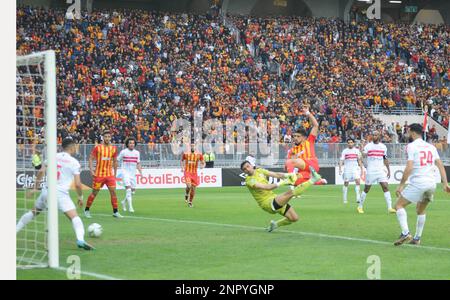 Rades, Tunisi, Tunisia. 25th Feb, 2023. Azione del primo gol segnato da Mohamed ben Hamouda durante la partita di Esperance di Tunisi (EST) vs Zamalek del Cairo (Egitto) per conto del 3rd° giorno della CAF Champions League (Credit Image: © Chokri Mahjoub/ZUMA Press Wire) SOLO USO EDITORIALE! Non per USO commerciale! Foto Stock