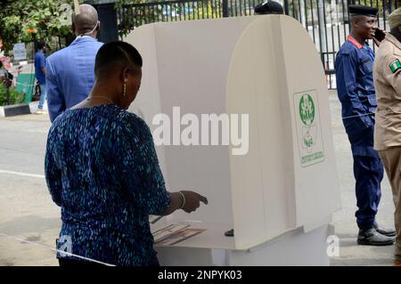 Lagos, Nigeria. 25th Feb, 2023. Una donna che ha votato durante le elezioni presidenziali e nazionali del 2023 a Ikeja, Lagos, Nigeria, sabato 25 febbraio, 2023. Foto di Adekunle Ajayi Credit: Adekunle Ajayi/Alamy Live News Foto Stock