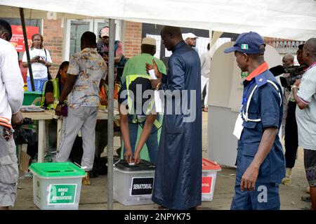 Lagos, Nigeria. 25th Feb, 2023. Il personale addetto alla sicurezza controlla le votazioni durante le elezioni presidenziali e nazionali del 2023 a Ikeja, Lagos, Nigeria, sabato 25 febbraio, 2023. Foto di Adekunle Ajayi Credit: Adekunle Ajayi/Alamy Live News Foto Stock