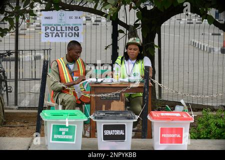 Lagos, Nigeria. 25th Feb, 2023. I funzionari dell'INEC attendono gli elettori durante le elezioni presidenziali e nazionali del 2023 a Ikeja, Lagos, Nigeria, sabato 25 febbraio, 2023. Foto di Adekunle Ajayi Credit: Adekunle Ajayi/Alamy Live News Foto Stock