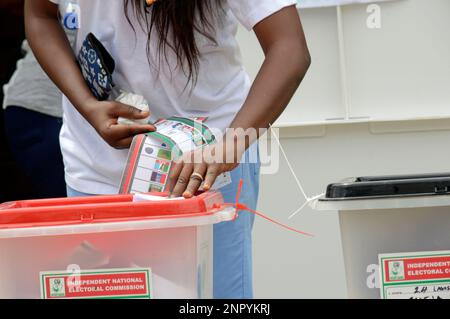 Lagos, Nigeria. 25th Feb, 2023. Una donna vota durante le elezioni presidenziali e nazionali del 2023 a Ikeja, Lagos, Nigeria, sabato 25 febbraio, 2023. Foto di Adekunle Ajayi Credit: Adekunle Ajayi/Alamy Live News Foto Stock