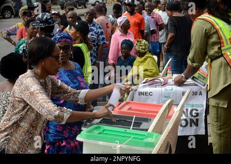 Lagos, Nigeria. 25th Feb, 2023. Gli elettori sono in coda per votare durante le elezioni presidenziali e nazionali del 2023 a Ikeja, Lagos, Nigeria, sabato 25 febbraio, 2023. Foto di Adekunle Ajayi Credit: Adekunle Ajayi/Alamy Live News Foto Stock