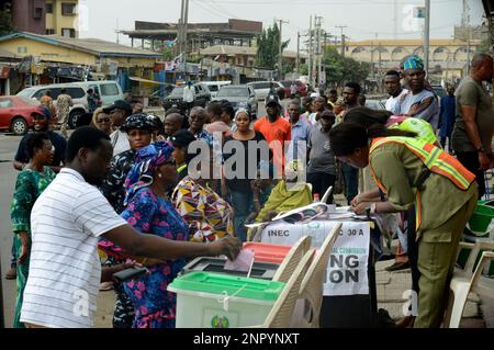 Lagos, Nigeria. 25th Feb, 2023. Gli elettori sono in coda per votare durante le elezioni presidenziali e nazionali del 2023 a Ikeja, Lagos, Nigeria, sabato 25 febbraio, 2023. Foto di Adekunle Ajayi Credit: Adekunle Ajayi/Alamy Live News Foto Stock