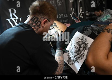 Brighton, Regno Unito. 26th febbraio 2023. Il 14th Brighton Tattoo Convention al Brighton Centre, dove il corpo adornamento e la cura del corpo vengono eseguiti per i clienti durante il fine settimana. Foto ©Julia Claxton Credit: Julia Claxton/Alamy Live News Foto Stock