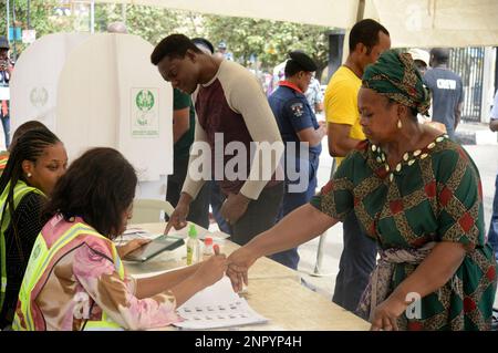 Lagos, Nigeria. 25th Feb, 2023. Un funzionario dell'INEC che accredita un elettore durante le elezioni presidenziali e nazionali del 2023 a Ikeja, Lagos, Nigeria, sabato 25 febbraio, 2023. Foto di Adekunle Ajayi Credit: Adekunle Ajayi/Alamy Live News Foto Stock