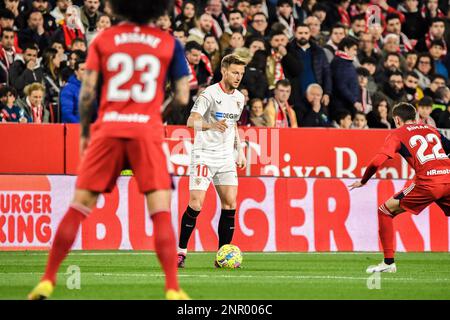 SIVIGLIA, SPAGNA - 26 FEBBRAIO: Ivan Rakitic di Siviglia CF controlla la palla durante la partita tra Siviglia CF e CA Osasuna di la Liga Santander il 26 febbraio 2022 allo stadio Ramon Sánchez Pizjuan, a Siviglia, Spagna. (Foto di Samuel Carreño/PxImages) Foto Stock