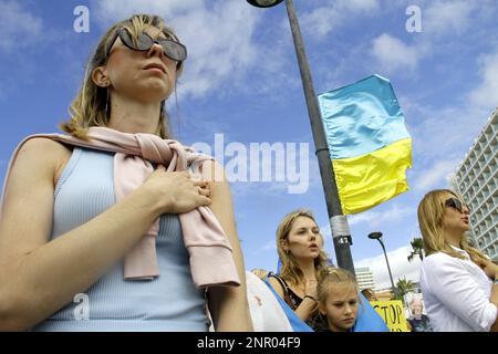 26 febbraio 2023, Los Cristianos, Santa Cruz de Tenerife, Spagna: La comunità Ucraina ha dimostrato nel sud di Tenerife chiedendo pace per le strade dopo 1 anno di guerra russa. (Credit Image: © Mercedes Menendez/Pacific Press via ZUMA Press Wire) SOLO PER USO EDITORIALE! Non per USO commerciale! Foto Stock