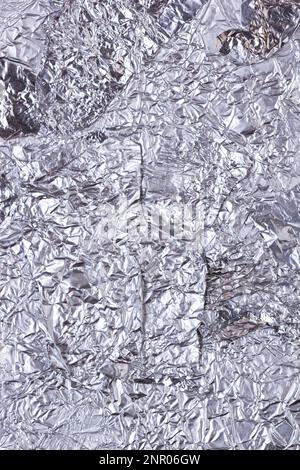 Lucido metallo fortemente rugoso argento grigio foglio superficie verticale sfondo per il design Foto Stock
