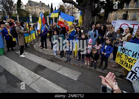 Marsiglia, Francia. 25th Feb, 2023. I manifestanti tengono bandiere e cartelli durante la manifestazione davanti al consolato russo a Marsiglia. Gli ucraini francesi e i loro sostenitori protestano contro l'invasione russa dell'Ucraina dopo un anno di guerra. Credit: SOPA Images Limited/Alamy Live News Foto Stock