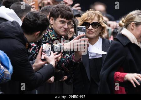 Milano, Italia. 26th Feb, 2023. Isabelle Huppert è presente in prima fila nella sfilata di Giorgio Armani durante la settimana della moda di Milano Womenswear Autunno/Inverno 2023/2024 il 26 febbraio 2023 a Milano. © Photo: Cinzia Camela. Credit: Independent Photo Agency/Alamy Live News Foto Stock