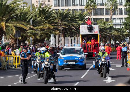 SANTA CRUZ DE TENERIFE, SPAGNA - 21 FEBBRAIO 2023: Sfilata del Coso - lungo l'Avenida de Anaga, fine ufficiale del Carnevale. Di nuovo marzo gruppi carnevale, fl Foto Stock