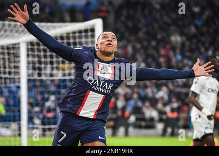 Marsiglia, Francia. 26th Feb, 2023. Kylian MBAPPE di PSG celebra il suo obiettivo durante il campionato francese Ligue 1 partita di calcio tra Olympique de Marseille e Parigi Saint-Germain il 26 febbraio 2023 allo stadio Velodrome di Marsiglia, Francia - Foto Matthieu Mirville/DPPI Credit: DPPI Media/Alamy Live News Foto Stock