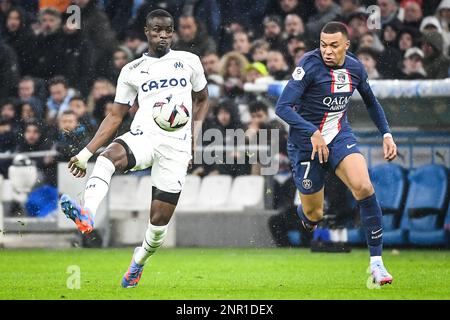 Marsiglia, Francia, Francia. 26th Feb, 2023. Eric BAILLY di Marsiglia e Kylian MBAPPE di PSG durante la partita Ligue 1 tra Olympique de Marseille (OM) e Paris Saint-Germain (PSG) allo stadio Orange Velodrome il 26 febbraio 2023 a Marsiglia, Francia. (Credit Image: © Matthieu Mirville/ZUMA Press Wire) SOLO PER USO EDITORIALE! Non per USO commerciale! Credit: ZUMA Press, Inc./Alamy Live News Foto Stock