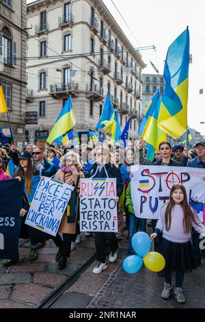 MILANO, ITALIA - 25 FEBBRAIO 2023: Un anno dopo la guerra Russia-Ucraina, 1st° anniversario. Rally della popolazione a sostegno dell'Ucraina in via Milano. Foto Stock