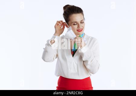 elegante donna di acciaio su sfondo bianco in uniforme indossando maschera ffp2. Foto Stock