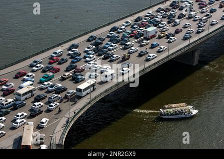 Pomeriggio ore di punta traffico gridlock sopra il 6 ottobre Ponte che attraversa il fiume Nilo al Cairo in Egitto. Foto Stock