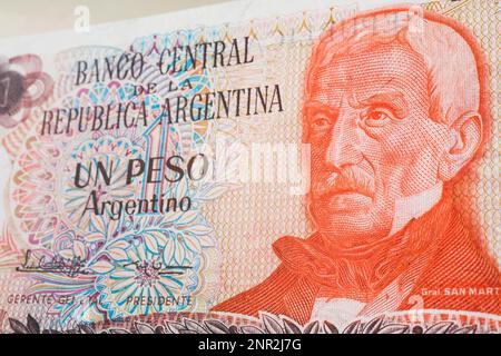 Discontinuò la banconota da un peso argentino con il ritratto del generale Jose de San Martin. Foto Stock