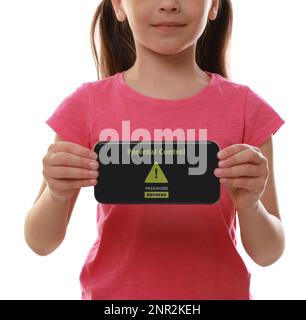 Smartphone in custodia per bambini con app di controllo genitori installata su sfondo bianco, primo piano. Sicurezza informatica Foto Stock