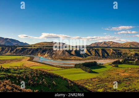 Remoto terreno agricolo nella remota area tra il Monte Hutt e il fiume Rakaia come scorre attraverso la gola Foto Stock