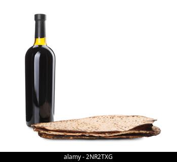 Gustosi matzos e vino su sfondo bianco. Festa della Pasqua (Pesach) Foto Stock