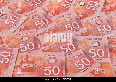 Mazzo di banconote da cinquanta dollari canadesi con ritratto di CCGS Amundsen Research Icebreaker nave. Foto Stock