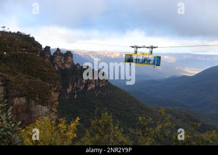 Katoomba, NSW, Australia - 4 settembre 2022 - funivia sospesa sopra il Parco Nazionale delle Blue Mountains vicino alla formazione rocciosa delle Three Sisters. Foto Stock