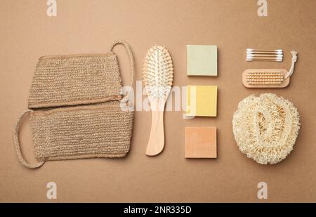 Prodotti da bagno ecologici su sfondo marrone, piatto Foto Stock