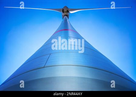 turbina eolica contro un cielo blu Foto Stock