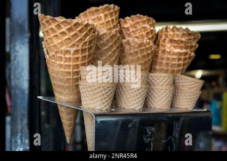 EAST GRINSTEAD, WEST SUSSEX/UK - 3 Luglio : coni gelato al di fuori di un negozio in East Grinstead sulla luglio 03, 2018 Foto Stock