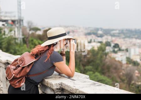 turista femminile con balcone con macchina fotografica Foto Stock