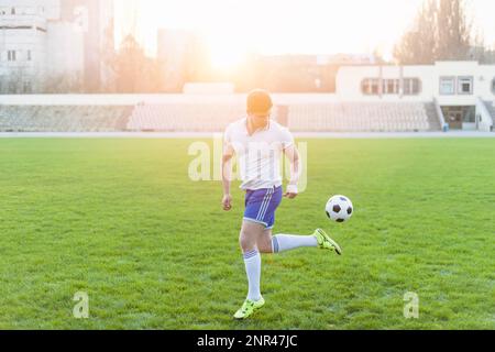 giovane uomo che esegue un calcio indietro Foto Stock