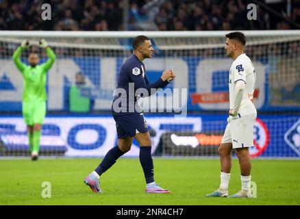 Marsiglia, Francia. 26th Feb, 2023. Kylian Mbappe di PSG celebra il suo primo goal mentre Cengiz under di Marsiglia guarda avanti durante il campionato francese Ligue 1 partita di calcio tra Olympique de Marseille (OM) e Paris Saint-Germain (PSG) il 26 febbraio 2023 allo Stade Velodrome di Marsiglia, Francia - Foto Jean Catuffe/DPPI Credit: DPPI Media/Alamy Live News Foto Stock