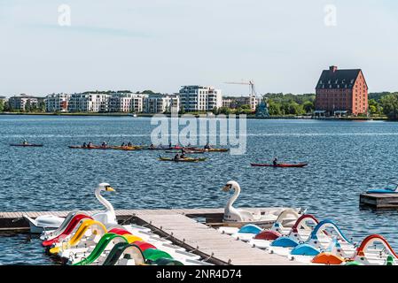 Noleggio imbarcazioni, Ziegelsee, nuova area di sviluppo, Schwerin, Meclemburgo-Pomerania occidentale, Germania Foto Stock