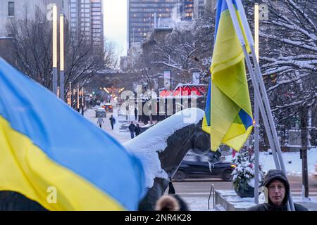 Ucraini alla piazza municipale di Calgary, segnano un anno dall'inizio della guerra. 24 febbraio 2023 Foto Stock