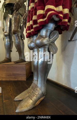 Crusca, Transilvania/ROMANIA - 20 settembre : vista di un cavaliere del armatura nel Castello di Dracula in Transilvania di crusca di Romania il 20 settembre, 2018 Foto Stock