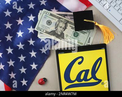 In questa illustrazione, il logo dell'Università della California Berkeley (UCB) è visualizzato su un tablet. Foto Stock