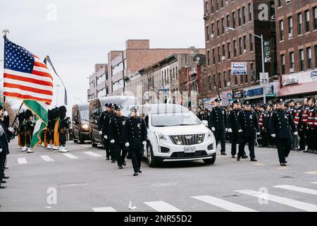 New York, Stati Uniti. 9th Feb, 2023. Una processione funebre accompagna il cuore che porta il corpo di Adeed Fayaz al cimitero. I pianti pagano gli ultimi rispetti durante i funerali dell'ufficiale off-duty di NYPD Adeed Fayaz, che è stato ucciso in testa durante una rapina infestata. (Credit Image: © Olga Fedorova/SOPA Images via ZUMA Press Wire) SOLO PER USO EDITORIALE! Non per USO commerciale! Foto Stock