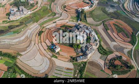 NANNING, CINA - 26 FEBBRAIO 2023 - Foto aerea scattata il 26 febbraio 2023 mostra i campi tortuosi di arachidi coperti da film a Nanning City, South Chin Foto Stock