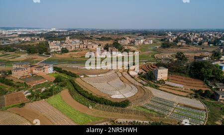 NANNING, CINA - 26 FEBBRAIO 2023 - Foto aerea scattata il 26 febbraio 2023 mostra i campi tortuosi di arachidi coperti da film a Nanning City, South Chin Foto Stock