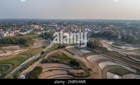 NANNING, CINA - 26 FEBBRAIO 2023 - Foto aerea scattata il 26 febbraio 2023 mostra i campi tortuosi di arachidi coperti da film a Nanning City, South Chin Foto Stock