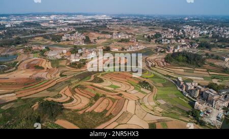 NANNING, CINA - 26 FEBBRAIO 2023 - Foto aerea scattata il 26 febbraio 2023 mostra i campi tortuosi di arachidi coperti da film a Nanning City, South Chin Foto Stock