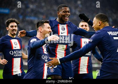 Marsiglia, Francia. 26th Feb, 2023. Kylian Mbappe (1st R) e Lionel messi (2nd L) di Parigi Saint-Germain (PSG) celebrano il loro gol durante una partita di calcio francese Ligue 1 tra Olympique de Marseille (OM) e Paris Saint-Germain (PSG) allo stadio Velodrome di Marsiglia (Francia), 26 febbraio 2023. Credit: Clement Mahoudeau/Xinhua/Alamy Live News Foto Stock