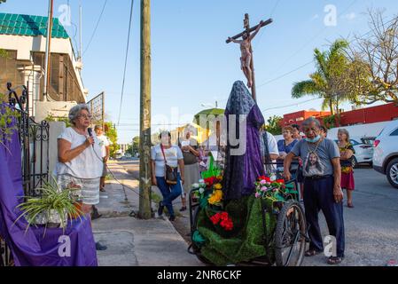 In occasione del sesto venerdì di Quaresima, in alcuni dei quartieri più tradizionali di Merida, in Messico, vengono allestiti piccoli altari domestici. Sono qui per commemorare la sofferenza della Vergine Maria. I parrocchiani vanno di casa in casa e cantano per l'occasione i cantici religiosi Foto Stock