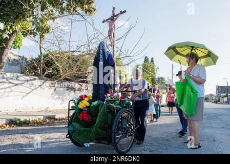 In occasione del sesto venerdì di Quaresima, in alcuni dei quartieri più tradizionali di Merida, in Messico, vengono allestiti piccoli altari domestici. Sono qui per commemorare la sofferenza della Vergine Maria. I parrocchiani vanno di casa in casa e cantano per l'occasione i cantici religiosi Foto Stock